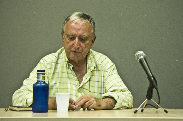 El escritor valenciano Rafael Chirbes durante la charla que ofreció en octubre en la librería Muga de Vallecas, Madrid, donde habló de su libro En la orilla, publicado por Anagrama